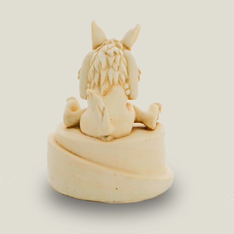 Hellhound on pedestal (round) ivory, 14 cm